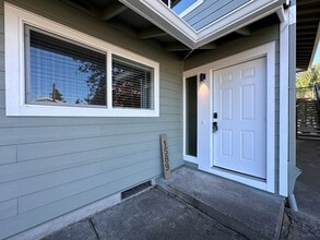 1589 NE Kane Dr in Gresham, OR - Building Photo - Building Photo