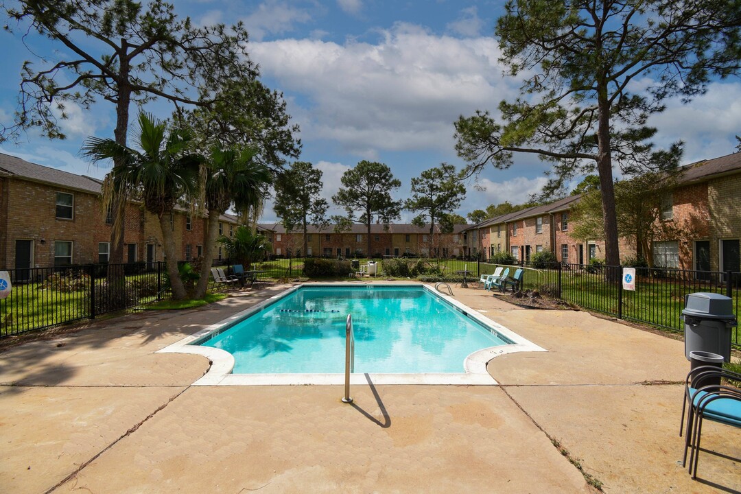 X-Serenity Luxury Townhomes in Angleton, TX - Building Photo