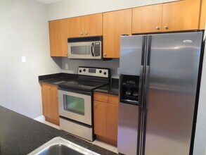 2881 N Oakland Forest Dr in Oakland Park, FL - Foto de edificio - Building Photo