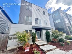 5222 Brooklyn Ave NE in Seattle, WA - Building Photo