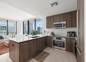 950 Brickell Bay Dr in Miami, FL - Building Photo