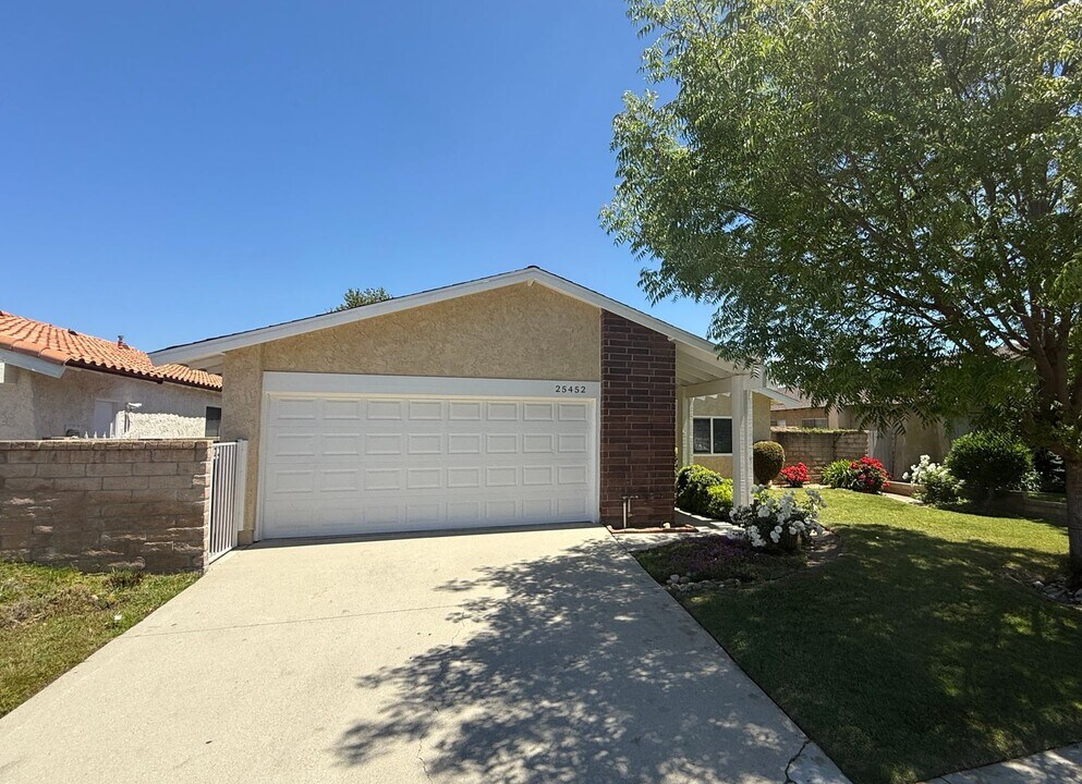 25452 Vía Nautica in Santa Clarita, CA - Foto de edificio