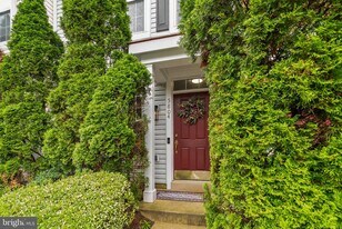 5804 Summers Grove Rd in Alexandria, VA - Building Photo