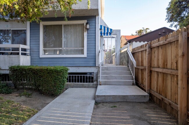 254 W Ash Ave in Burbank, CA - Foto de edificio - Building Photo