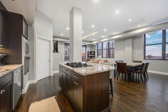 360 W Illinois St in Chicago, IL - Building Photo - Building Photo