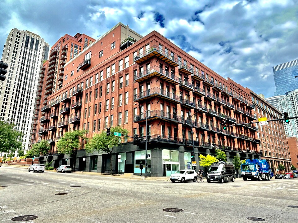 616 W Fulton St, Unit 201 in Chicago, IL - Building Photo