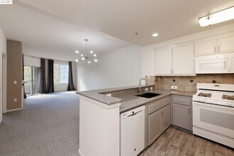 220 Caldecott Ln in Oakland, CA - Building Photo - Building Photo