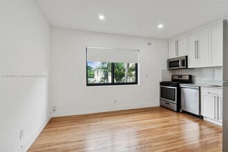 8020 Crespi Blvd in Miami Beach, FL - Building Photo - Building Photo