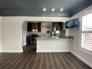 702 N McCadden Pl in Los Angeles, CA - Building Photo - Building Photo