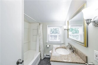 34 Gordon Ave in Enfield, CT - Foto de edificio - Building Photo