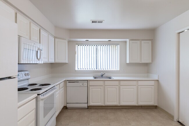 Legacy Place Apartments - Southfield, MI