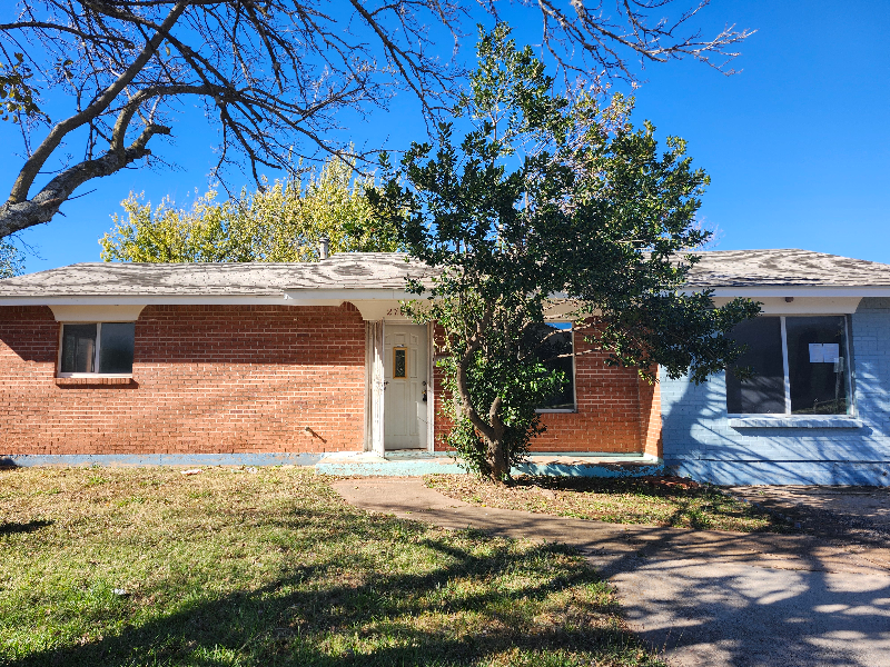 2705 N Nottingham Way in Moore, OK - Building Photo