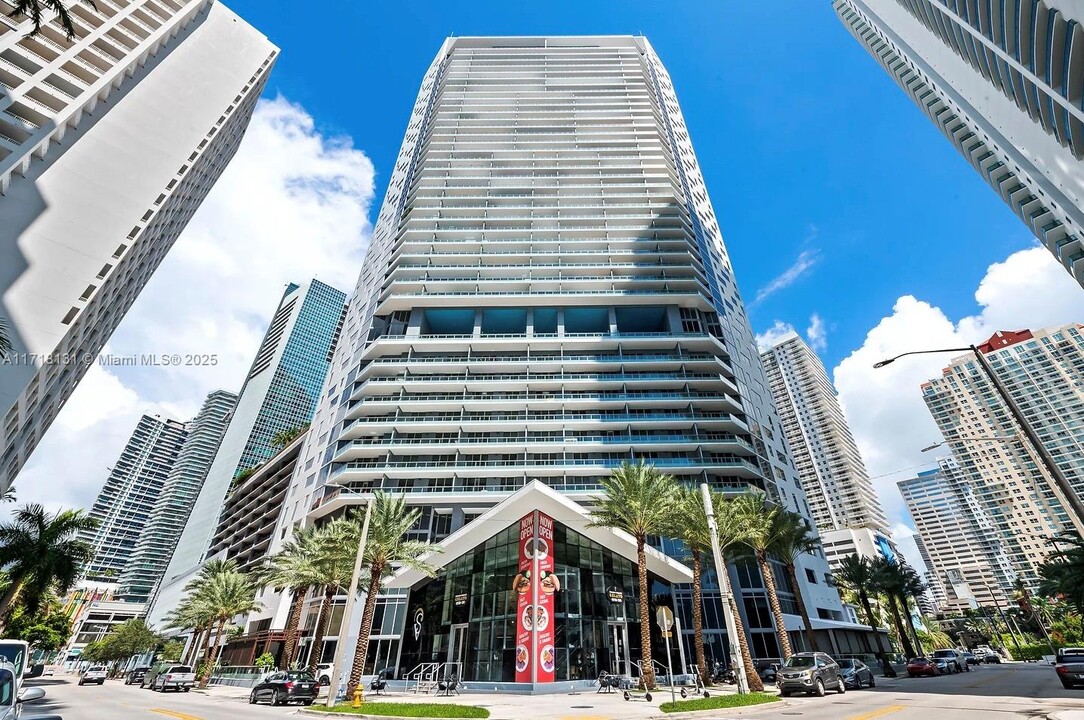 1300 Brickell Bay Dr, Unit 906 in Miami, FL - Building Photo