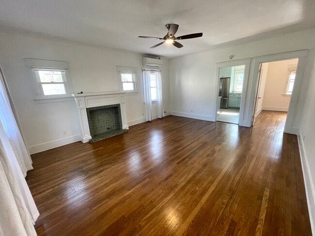 3218 E 2nd St, Unit 3218 Upper in Long Beach, CA - Foto de edificio - Building Photo