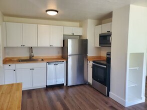 122 Acorn St in Bremerton, WA - Building Photo - Building Photo