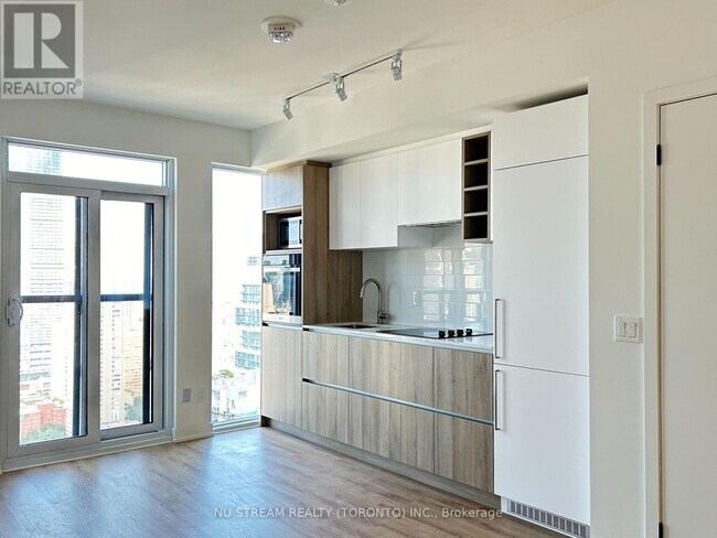 319-4319 Jarvis St in Toronto, ON - Building Photo - Building Photo