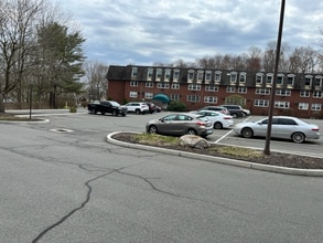 34 A Padanaram Rd, Unit 222 in Danbury, CT - Building Photo - Building Photo