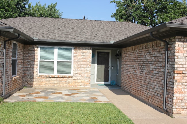412 Live Oak Dr in Euless, TX - Foto de edificio - Building Photo