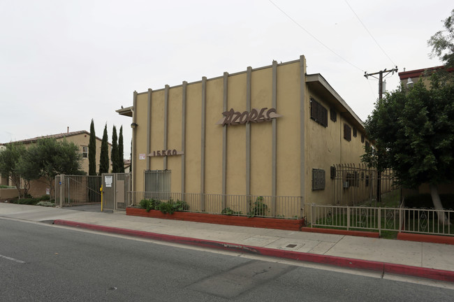 15560 Orange Avenue in Paramount, CA - Foto de edificio - Building Photo