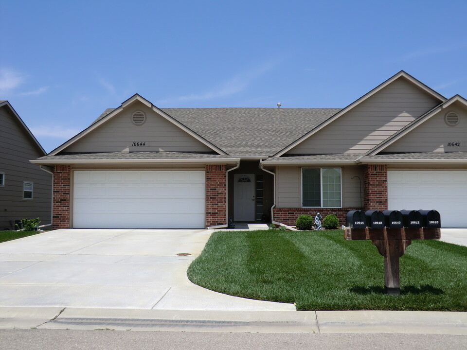 10644 Hearth Stone Cir in Maize, KS - Building Photo