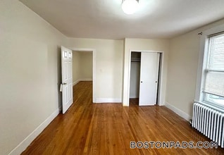 18 Hall St in Waltham, MA - Building Photo - Building Photo