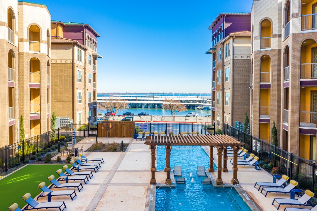Tower Bay Lofts in Lewisville, TX - Foto de edificio