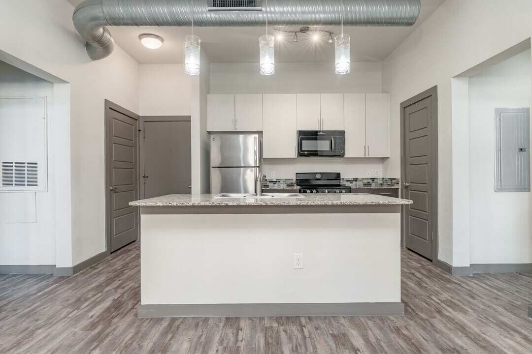 East End Lofts at the Railyard in Denton, TX - Foto de edificio