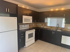 950 SW 138th Ave in Pembroke Pines, FL - Building Photo - Building Photo