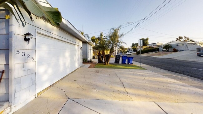 5325 E Falls View Dr in San Diego, CA - Building Photo - Building Photo