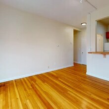 Flats on Comm in Allston, MA - Foto de edificio - Building Photo