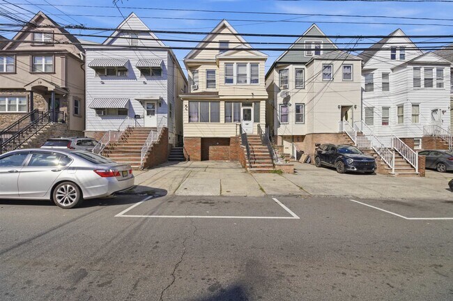 35 W 52nd St in Bayonne, NJ - Building Photo - Building Photo