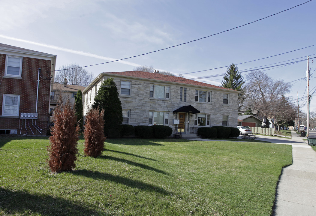 8015 W Harwood Ave in Milwaukee, WI - Foto de edificio