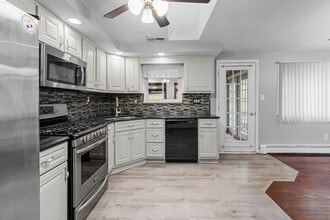 332 Holiday Park Dr in Pittsburgh, PA - Building Photo - Building Photo