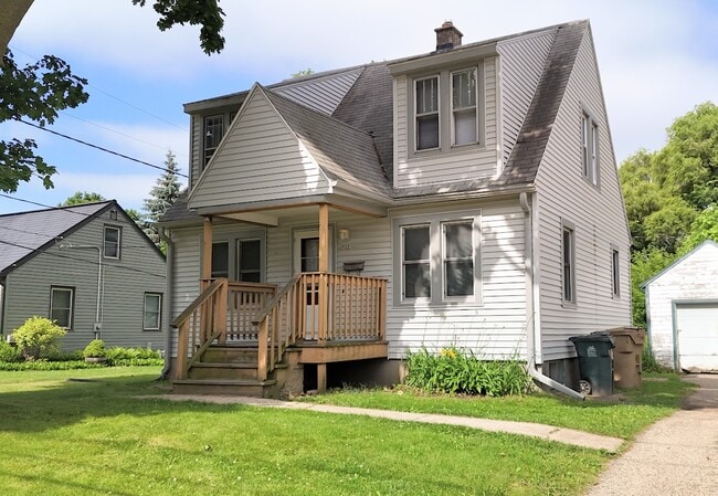 property at 922 N Fair Oaks Ave