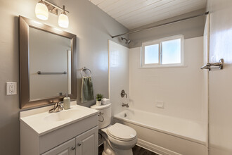 Aloha in Hayward, CA - Building Photo - Interior Photo