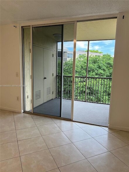 8353 Lake Dr, Unit 405 in Doral, FL - Foto de edificio - Building Photo