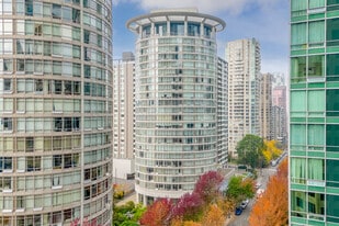 Palisades West in Vancouver, BC - Building Photo