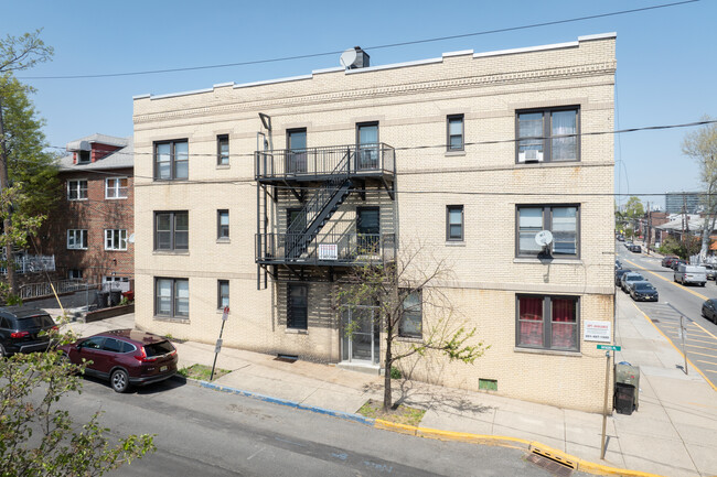 Desoto Place in Cliffside Park, NJ - Foto de edificio - Building Photo