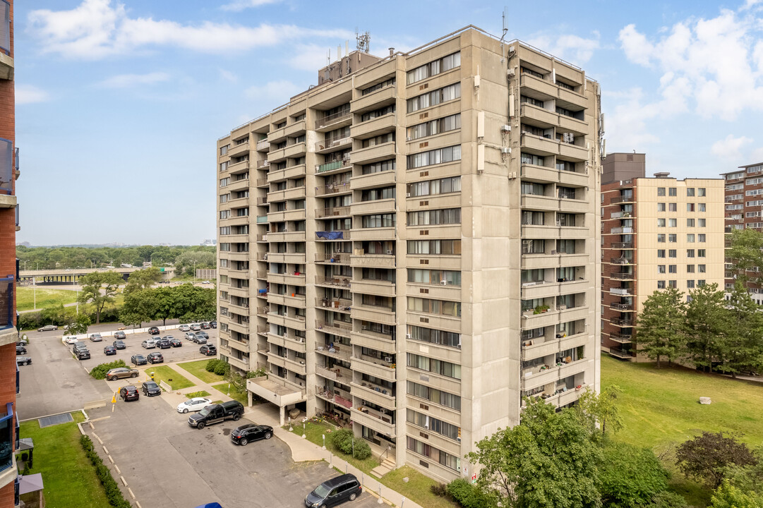 Place Deguire in Montréal, QC - Building Photo