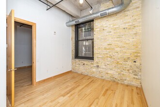 239 E Chicago St in Milwaukee, WI - Building Photo - Building Photo