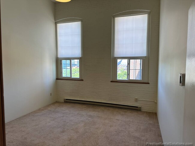 43 Willow St, Unit 1 in Fitchburg, MA - Foto de edificio - Building Photo
