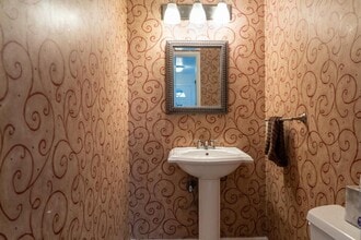 314 College Park Dr in Coraopolis, PA - Building Photo - Building Photo