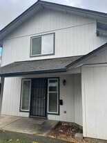 231 NE School St in Grants Pass, OR - Building Photo