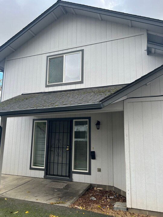 231 NE School St in Grants Pass, OR - Building Photo