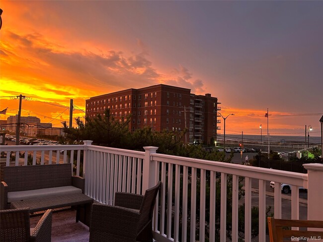 611 W Broadway in Long Beach, NY - Building Photo - Building Photo