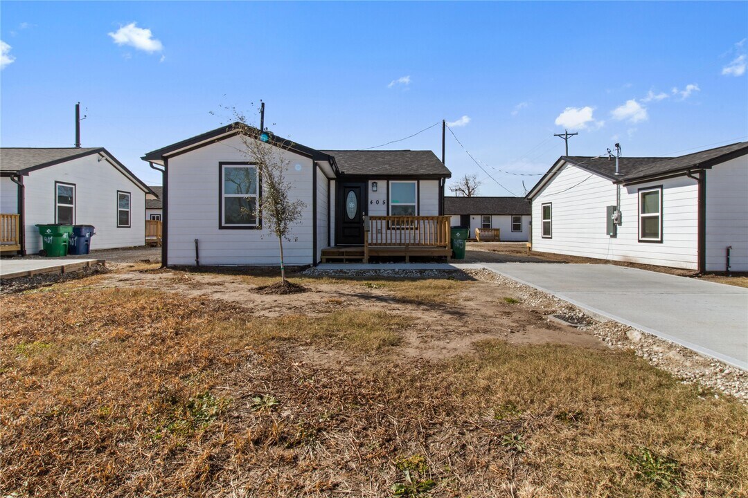 405 N Erskine St in Angleton, TX - Foto de edificio