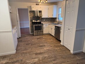 7818 Attleboro Dr in Springfield, VA - Foto de edificio - Building Photo