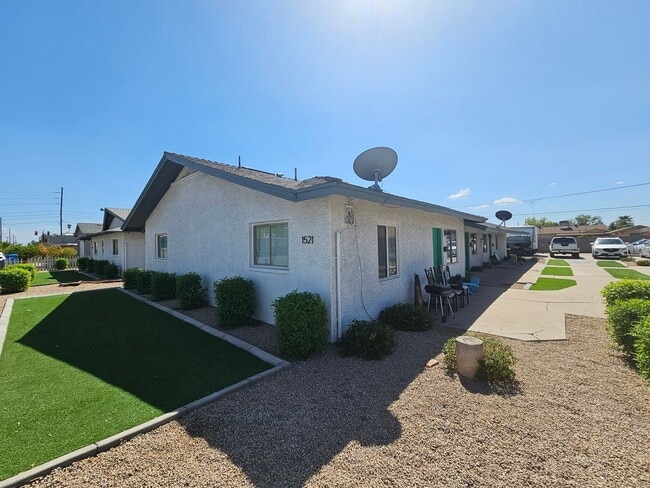 property at 1521 E Oak St