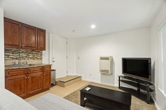 1238 S Mullen Ave, Unit Studio in Los Angeles, CA - Building Photo - Building Photo