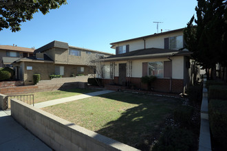 120 W Hillsdale St in Inglewood, CA - Building Photo - Building Photo